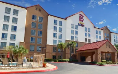 Red Roof Inn PLUS+ San Antonio Downtown - Riverwalk