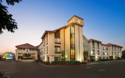 Holiday Inn Express & Suites Santa Clara-Silicon Valley, an IHG Hotel