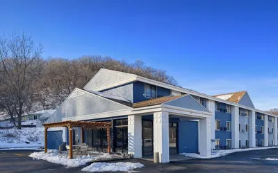 Super 8 by Wyndham Mankato