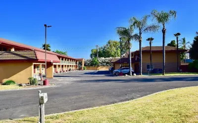 Super 8 by Wyndham Visalia