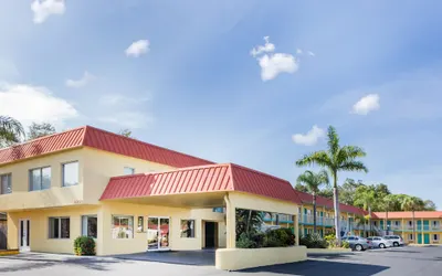 Super 8 by Wyndham Sarasota Near Siesta Key