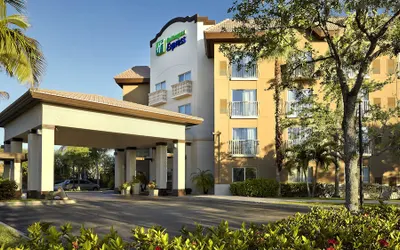 Holiday Inn Express & Suites Naples Downtown - 5th Avenue, an IHG Hotel