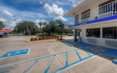 Motel 6 Bradenton, FL