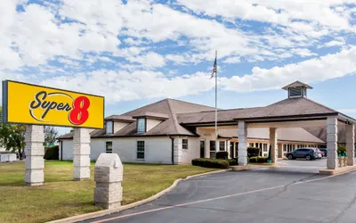 Super 8 by Wyndham Cleburne