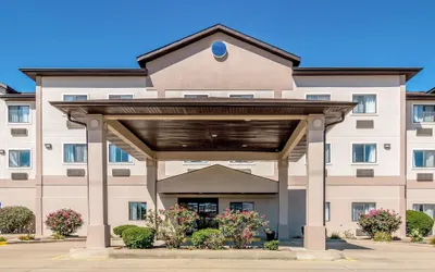 Quality Inn & Suites Salem near I-57