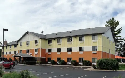 Days Inn & Suites by Wyndham Traverse City