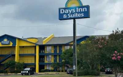 Days Inn & Suites by Wyndham Mobile