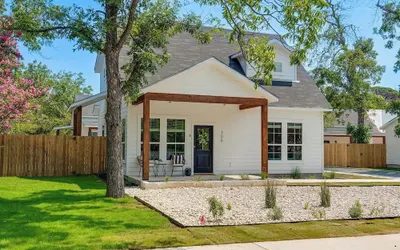 Rosé Retreat: Luxurious Getaway for 6, Hot Tub, Steps to Main Street