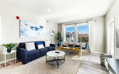 Chic Apt w Jacuzzi Pool BBQ Mountain Views