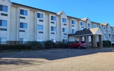 Starkville Inn & Suites