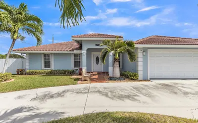 Gorgeous Lake Worth Beach House 4 Bedroom Home by RedAwning