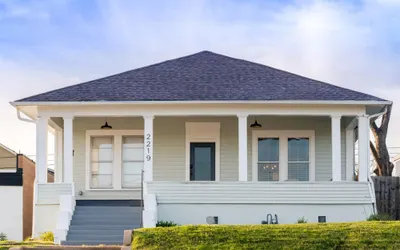 Restored 1930s Uptown Bungalow 2 min to Magnolia Silos
