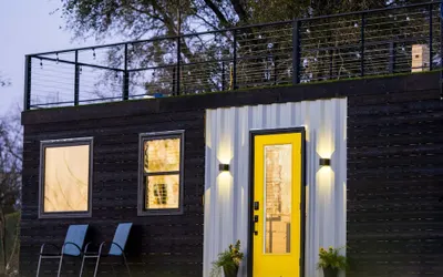 The Zephyr Tiny Container Home 12 min to Downtown Waco