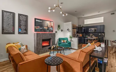 Charming Historic Gem Heart of Philly 2B