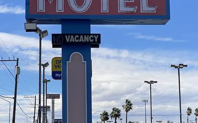 Lucky cuss Motel