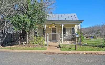 Calmbach Cottage 2 Bedroom Home by RedAwning