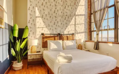 Sosuite 1BR Penthouse w W D Gym On-site Bar
