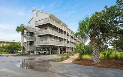 2 Minutes To The Beach & Dog Friendly - Sleeps 4