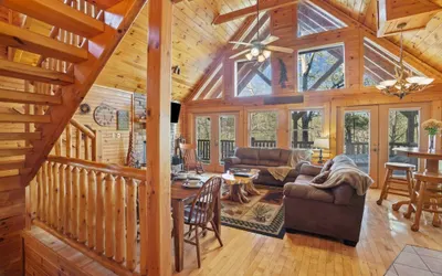 Stunning Mountain Cabin w Hot tub