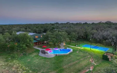 Oakridge Ranch: Pool + Hot-tub, Pickleball Court, Whiskey & Wine Room