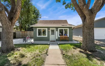 Downtown Windsor Home With Hot Tub & Pool Table