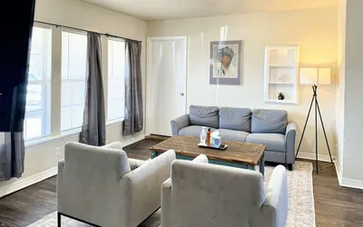 2 brs House With Fenced Yard Near the ZOO