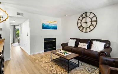Fantastic Renovated Condo Pool Downtown Fireplace
