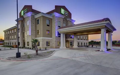 Holiday Inn Express & Suites Carrizo Springs, an IHG Hotel