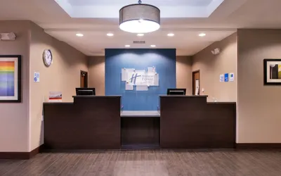 Holiday Inn Express & Suites Bakersfield Airport, an IHG Hotel