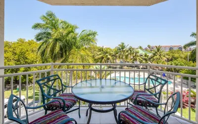 The Exuma Cay by Brightwild Pool View Parking