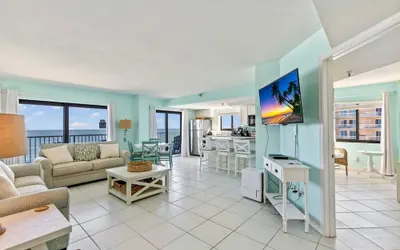 Oceanfront Penthouse Pool Hot Tub Beach Access