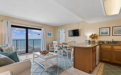 Top Floor Oceanfront Condo w Pool Beach Access