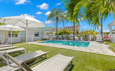 New! Modern King Suite Steps to the Beach!