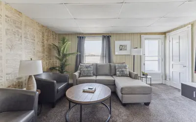 Snug Escape Close To Niagara Falls 2 Bedroom Home