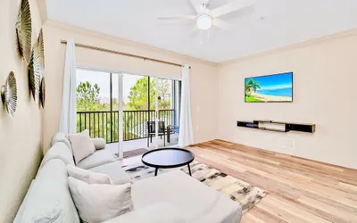 Modern 2BR Condo - Near Disney Pool Hot Tub