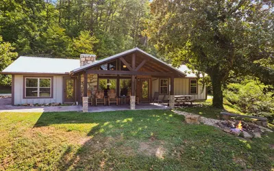 Private 15 Acres w Pond Hot Tub Game Room