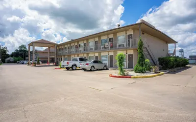 Regency Inn & Suites By OYO Bay City TX