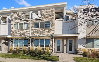 Mountain View Home w/ King Beds & Rooftop Deck