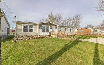 Sunsets & Serenity: Port Clinton Waterfront Stay 3 Bedroom Home