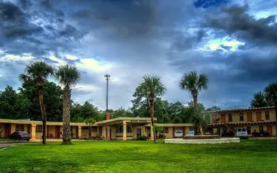 NASSAU HOLIDAY MOTEL