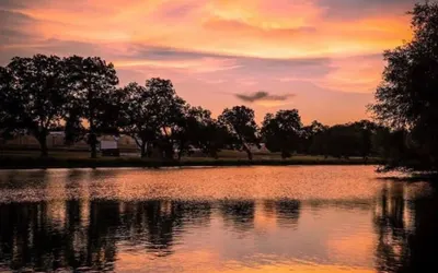 Modern 3 2 two Kings hot tub Fire pit 16min to Wine Trail Nearby Pickleball Courts Pools