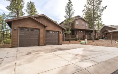 Scenic Golf Retreat With Modern Comforts & Fireplace 4 Bedroom Townhouse