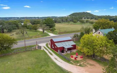 Rocking Ox Gasthaus and Barn Cabin