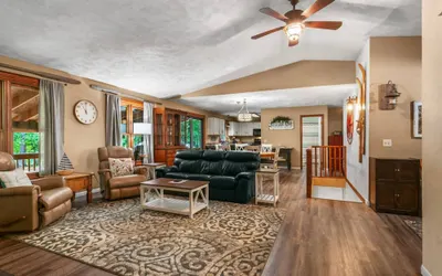 Lakeside Getaway Includes Hot Tub pet Friendly