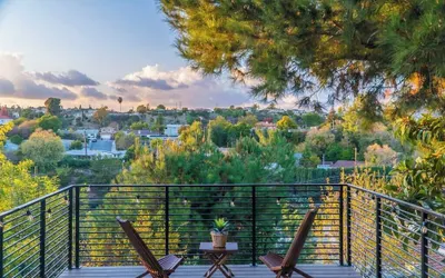 Stunning LA Luxury Retreat: Ideal for Work or Play