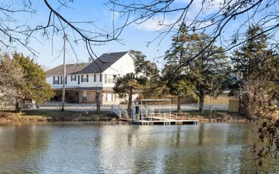 Spacious Lakefront View With Hot Tub and Pool NH