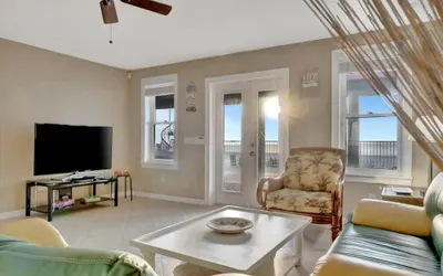 Stones Throw Beachfront Family Suite 3 Views