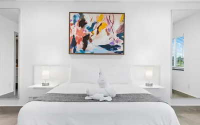 Unique Retreat - Unit D: Cool 2nd-floor Retreat