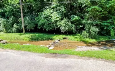 Cozy Cabin w Game Room hot tub Creek