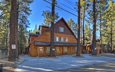 Big 10 Luxury Cabin with HotTub